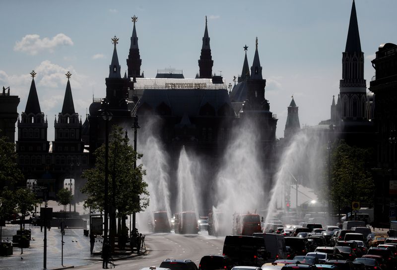 &copy; Reuters. FILE PHOTO: Vehicles spray disinfectant while sanitizing a road amid the outbreak of the coronavirus disease in Moscow