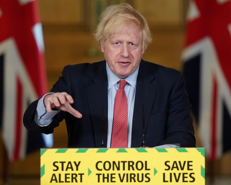 &copy; Reuters. FOTO DE ARCHVO: El primer ministro británico Boris Johnson celebra la conferencia de prensa diaria sobre el brote de la enfermedad coronavirus (COVID-19) en el número 10 de Downing Street en Londres, Reino Unido