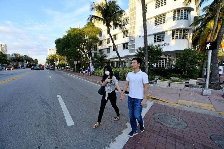 © Reuters. Casal asiático em rua de Miami