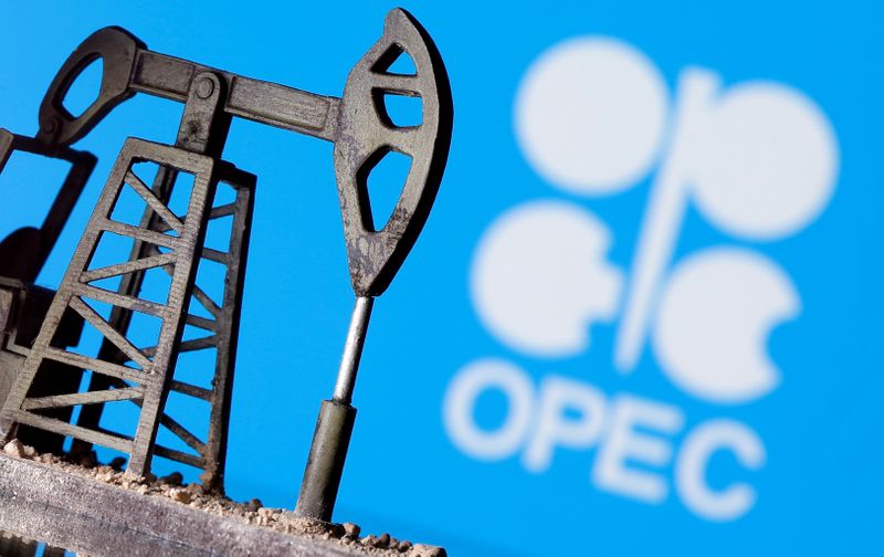 © Reuters. FILE PHOTO: A 3D printed oil pump jack is seen in front of displayed Opec logo in this illustration picture