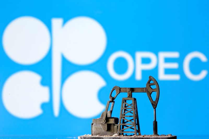 &copy; Reuters. Фигурка нефтедобывающей установки на фоне логотипа ОПЕК