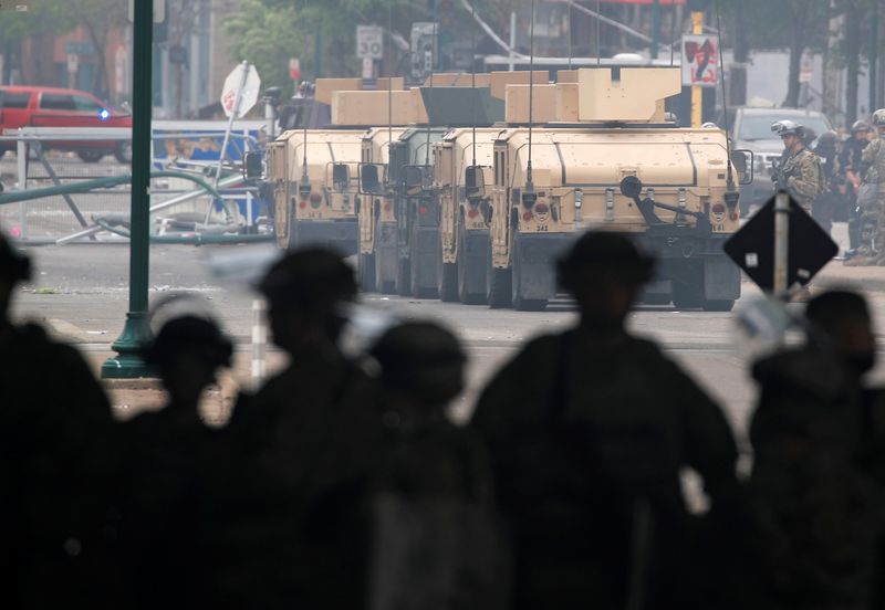 © Reuters. Veículo blindado e membros da Guarda Nacional dos EUA após protesto em Mineápolis
