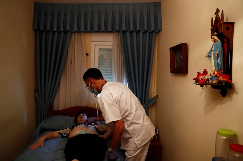 &copy; Reuters. FOTO DE ARCHIVO: El médico de cabecera de la Comunidad de Madrid, Carlos Balsalobre, trata a la paciente Carmen García en su casa, en Madrid, España, el 27 de mayo de 2020