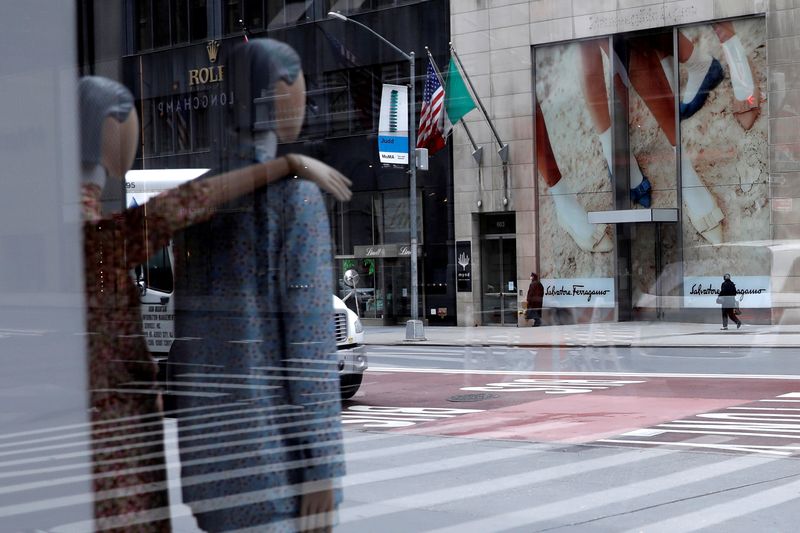 &copy; Reuters. FILE PHOTO: Closed luxury retail stores on 5th Avenue in Manhattan during the outbreak of the coronavirus disease (COVID-19) in New York