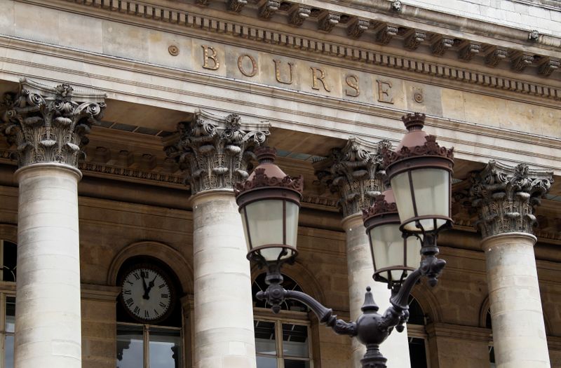 © Reuters. LES BOURSES EUROPÉENNES TERMINENT EN BAISSE