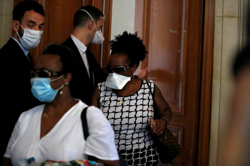 © Reuters. FILE PHOTO: Rwandan genocide suspect Felicien Kabuga's extradition hearing at Paris courthouse