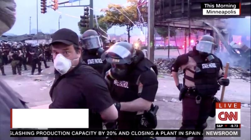 &copy; Reuters. 米ミネソタ州のデモ、ＣＮＮ記者が生中継中に逮捕