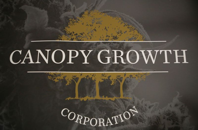 © Reuters. Logo da Canopy Growth em instalações da empresa em Ontário, Canadá