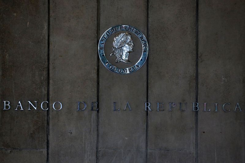 © Reuters. Logo do banco central da Colômbia fotografado em Bogotá