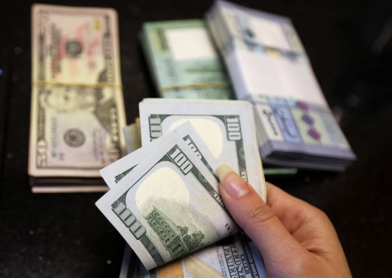 &copy; Reuters. A woman counts U.S. dollar banknotes at a currency exchange shop in Beirut