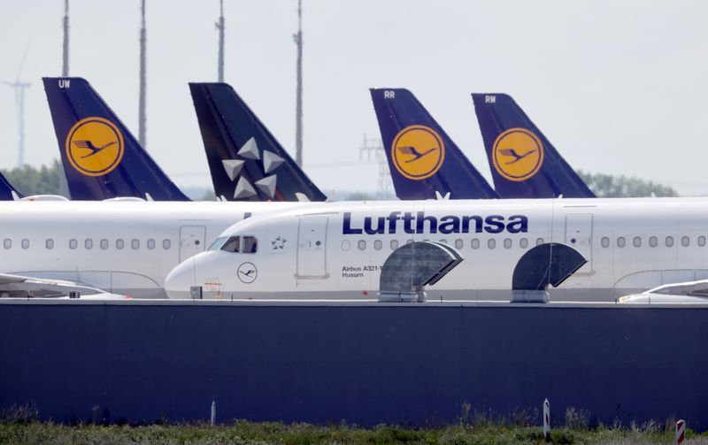 &copy; Reuters. FILE PHOTO: Lufthansa planes parked at Berlin Schoenefeld airport, Germany
