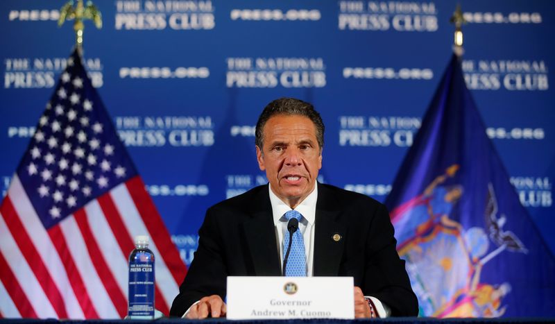 &copy; Reuters. FOTO DE ARCHIVO. El gobernador de Nueva York, Andrew Cuomo, aborda una rueda de prensa sobre la respuesta a la enfermedad por coronavirus (COVID-19) en el National Press Club después de su reunión con el presidente de los Estados Unidos, Donald Trump, e