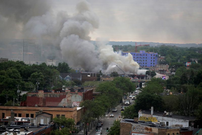 © Reuters. Plumes of smoke rise into the sky in the aftermath of a protest in Minneapolis