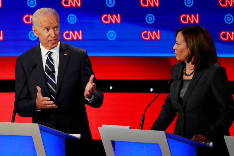 &copy; Reuters. FILE PHOTO: Candidates former Vice President Joe Biden and U.S. Senator Kamala Harris on the second night of the second 2020 Democratic U.S. presidential debate in Detroit