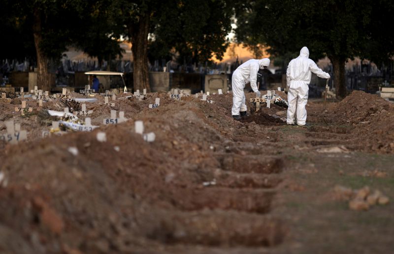 &copy; Reuters. Sepultureros entierran un ataúd con el cuerpo de una persona que falleció por COVID-19, la enfermedad respiratoria causada por el nuevo coronavirus, en el Cementerio Sao Francisco Xavier, en Río de Janeiro, Brasil