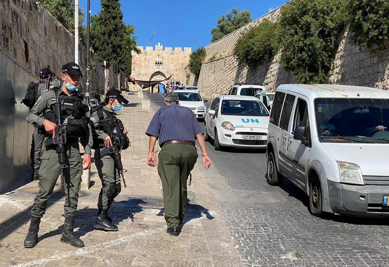 © Reuters. FILE PHOTO: Israeli border police secure the area outside Jerusalem's Old City where officers fatally shot a man they believed was armed