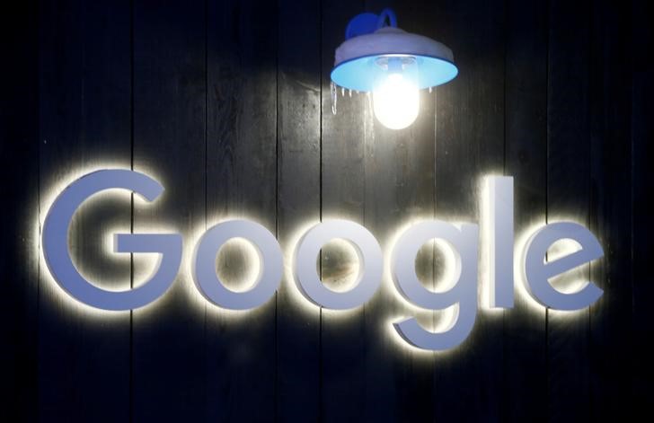 &copy; Reuters. IMAGEN DE ARCHIVO: El logo de Google en Davos, Suiza.
