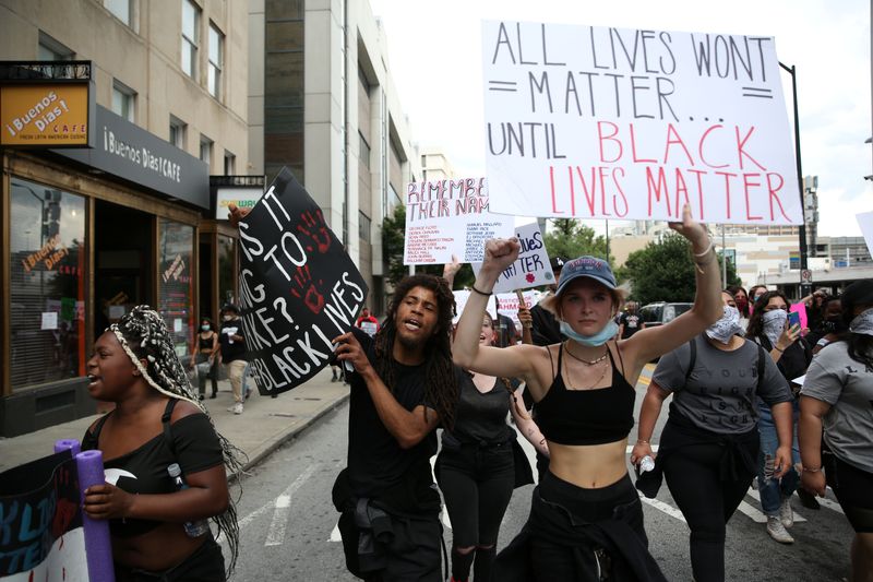 &copy; Reuters. Personas marchan por las calles durante una protesta contra la muerte del afroamericano George Floyd, en Atlanta,