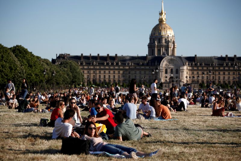 &copy; Reuters. FILE PHOTO: Outbreak of the coronavirus disease (COVID-19) in Paris