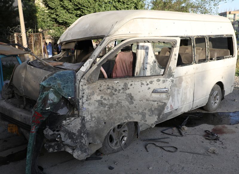 &copy; Reuters. مقتل صحفي أفغاني وسائق في انفجار في حافلة في كابول