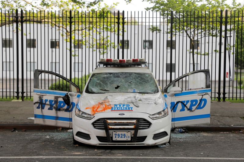 © Reuters. Aftermath of protests against the death of George Floyd in Brooklyn, New York City