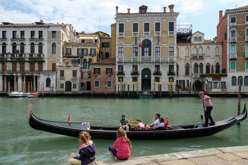 &copy; Reuters. Gondoliers officially resume work for the first time following the country&apos;s strict coronavirus disease (COVID-19) lockdown in Venice