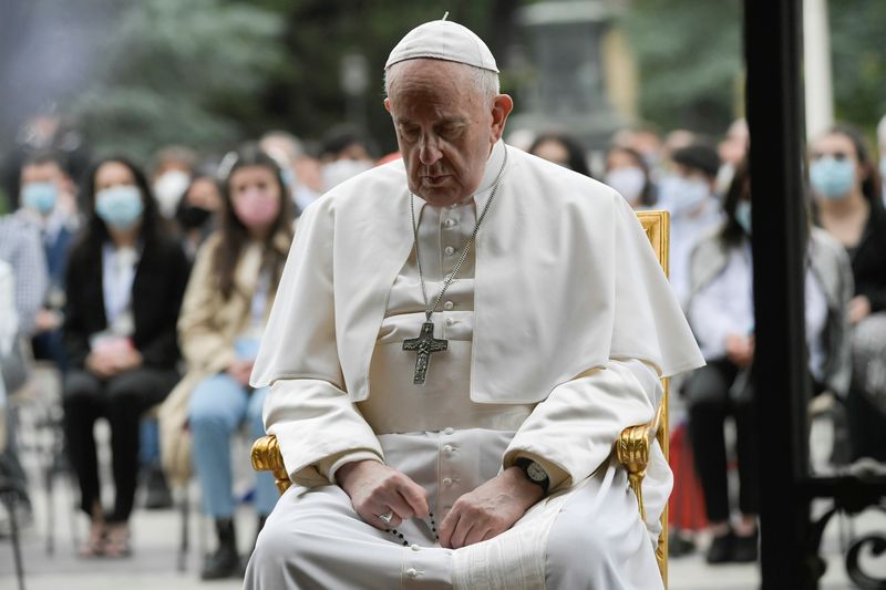 &copy; Reuters. Pope Francis leads Holy Rosary prayer in Vatican gardens