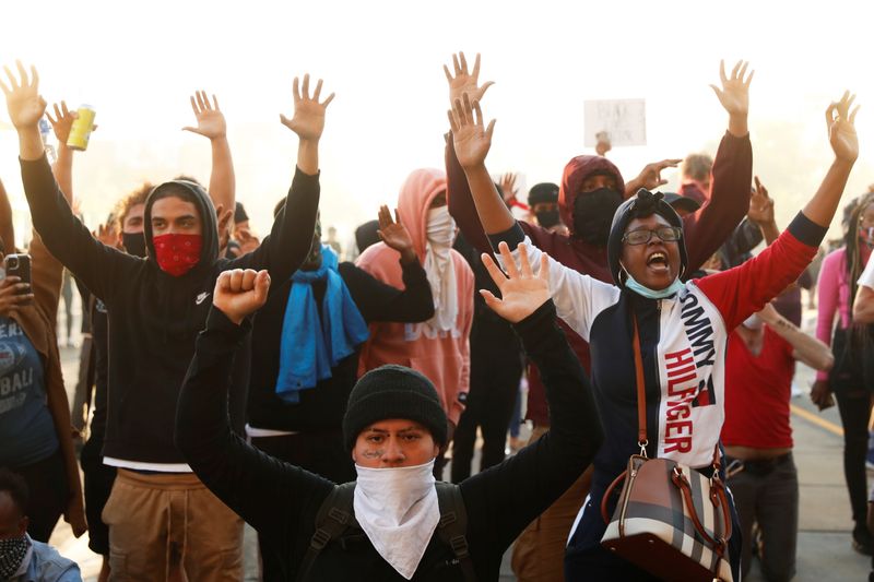 © Reuters. Protests in Minneapolis after the death of George Floyd