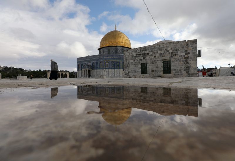 &copy; Reuters. The Al-Aqsa mosque reflects in a puddle next to a gate to the compound known to Jews as Temple Mount and to Muslims as The Noble Sanctuary, in Jerusalem&apos;s Old City