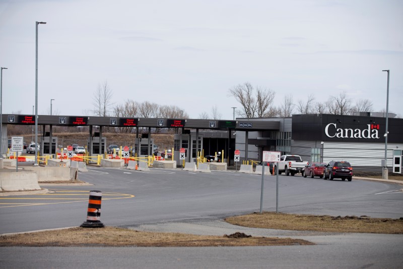 &copy; Reuters. FILE PHOTO: Cars drive through Canadian customs in the border town of Cornwall