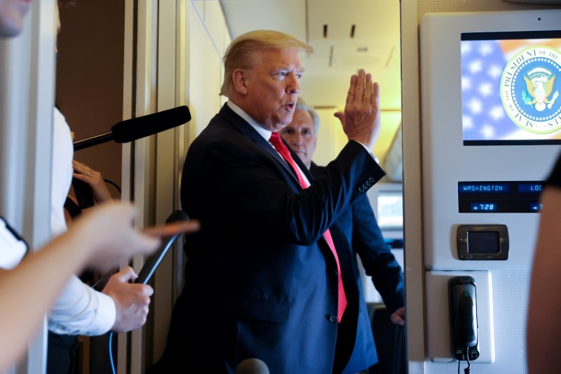 &copy; Reuters. El presidente de Estados Unidos, Donald Trump, habla con los reporteros a bordo del Air Force One mientras regresa a Washington desde Cabo Cañaveral, Florida