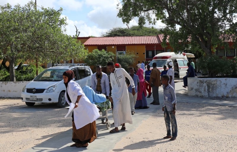 © Reuters. مقتل 6 في انفجار قنبلة في حافلة بالصومال