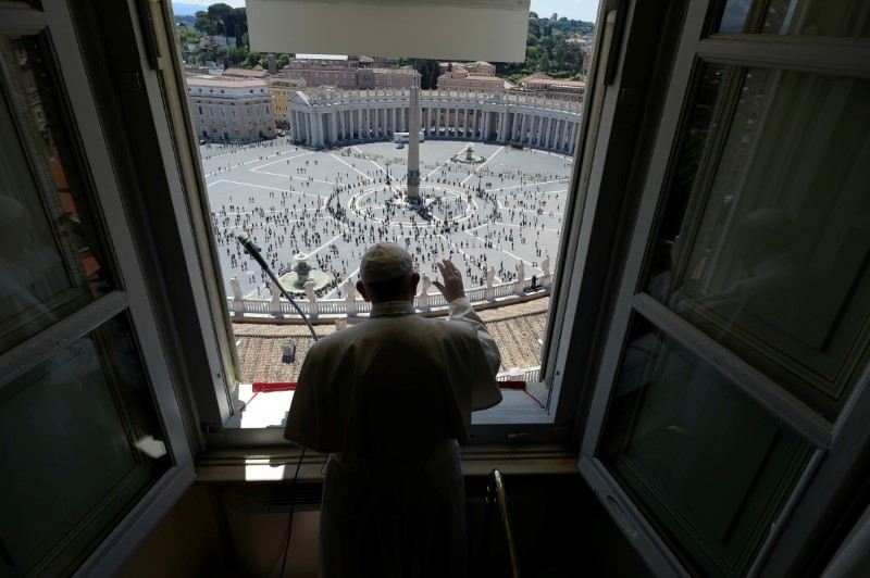 © Reuters. Pope Francis leads the Regina Coeli prayer at the Vatican