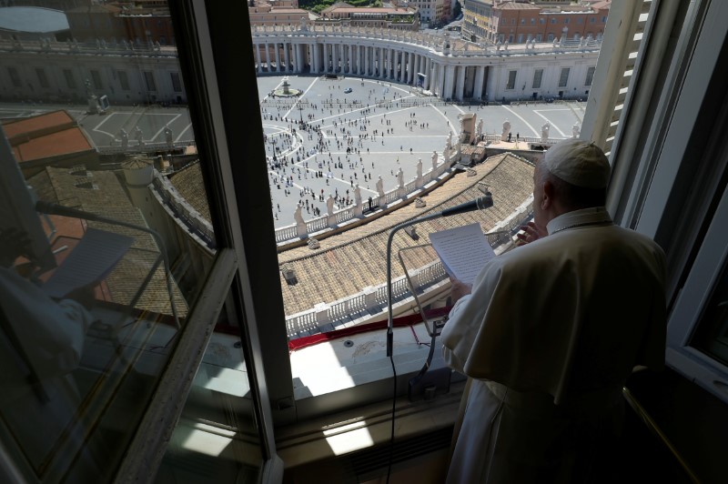 &copy; Reuters. البابا متناولا أزمة كوفيد: الناس أهم من الاقتصاد