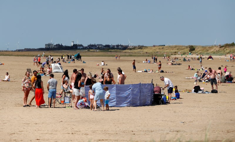 &copy; Reuters. Outbreak of the coronavirus disease (COVID-19) in West Kirby Beach