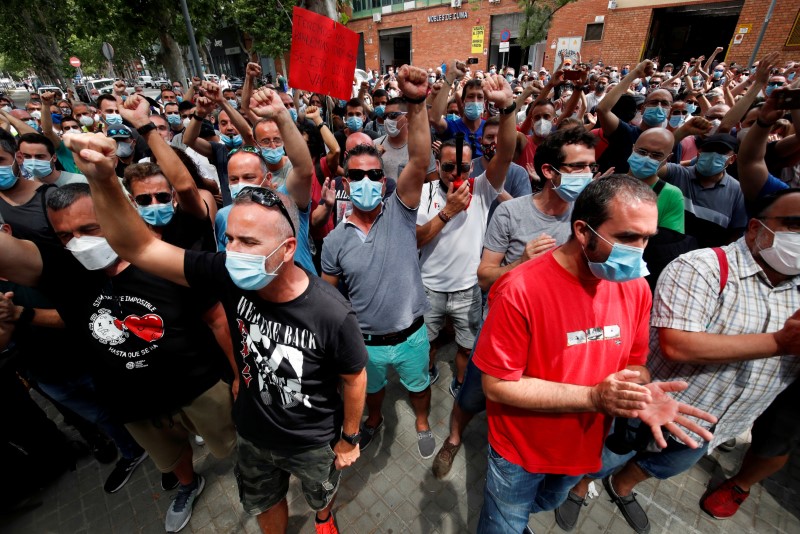 &copy; Reuters. FOTO DE ARCHIVO: Trabajadores de Nissan con mascarillas protestan frente a un concesionario de automóviles Nissan contra el cierre de la fábrica de la Zona Franca, en Barcelona