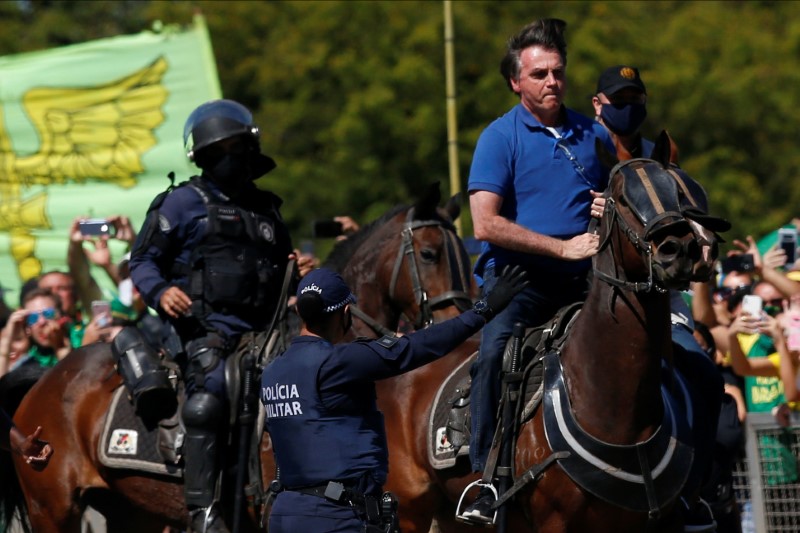 &copy; Reuters. Brazil&apos;s President Jair Bolsonaro rides a horse during a meeting with supporters protesting in his favor, amid the coronavirus disease (COVID-19) outbreak, in Brasilia