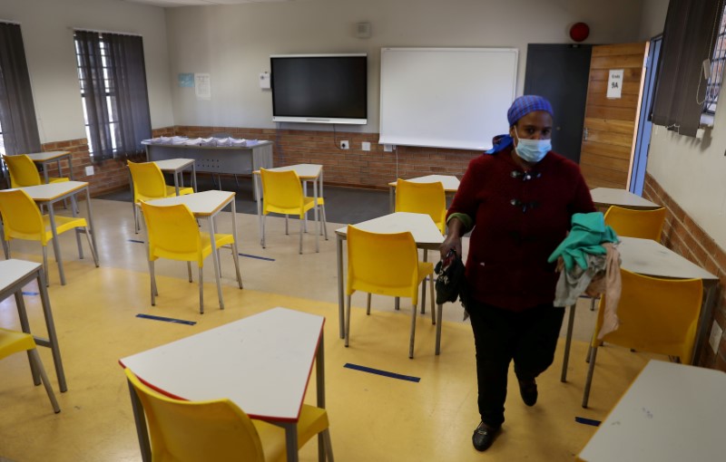 &copy; Reuters. جنوب أفريقيا ترجئ عودة المدارس أسبوعا لاعتبارات السلامة