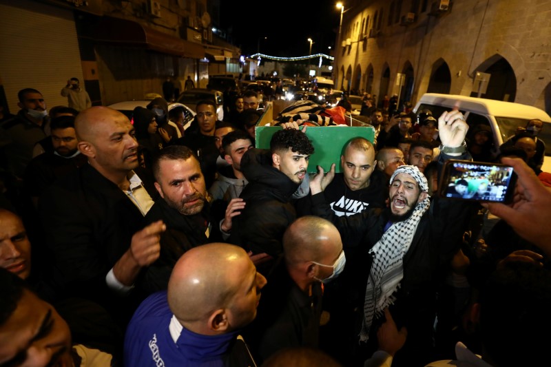 &copy; Reuters. مئات يشاركون في تشييع جثمان فلسطيني قتل برصاص الشرطة الإسرائيلية