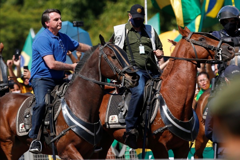 &copy; Reuters. El presidente de Brasil, Jair Bolsonaro, monta un caballo durante una manifestación de sus partidarios, en medio del brote de coronavirus, en Brasilia
