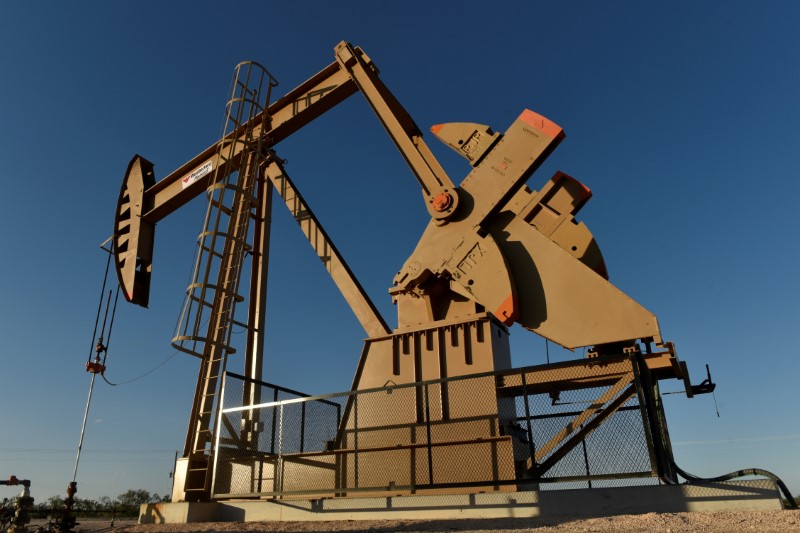 &copy; Reuters. FILE PHOTO: A pump jack on a lease owned by Parsley Energy operates in the Permian Basin near Midland