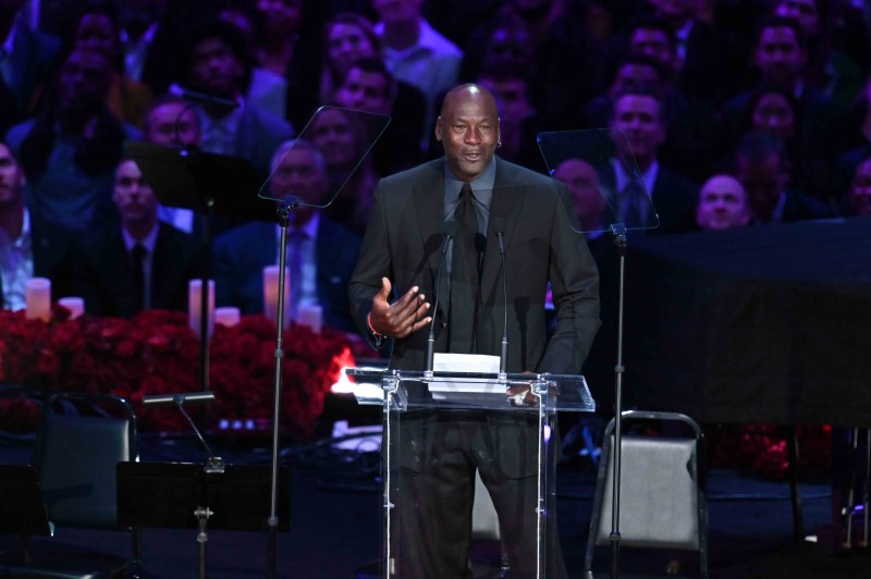 &copy; Reuters. IMAGEN DE ARCHIVO. La leyenda de la NBA Michael Jordan habla durante un memorial en honor a Kobe Bryant y su hija Gianna Bryant en el Staples Center, Los Ángeles, California, EEUU