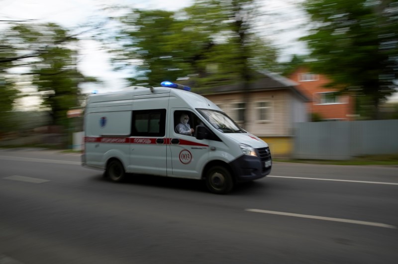 &copy; Reuters. Imagen de archivo de una ambulancia durante el trabajo de paramédicos en medio del brote de coronavirus en la ciudad de Tver, Rusia