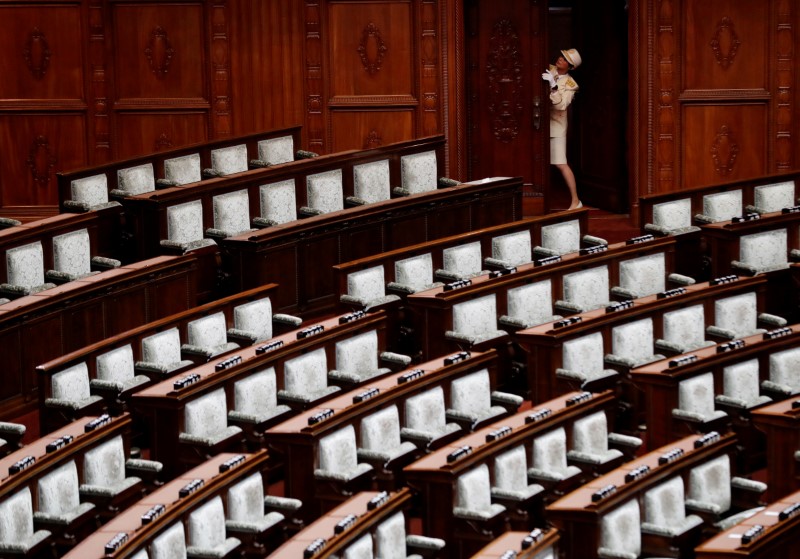 &copy; Reuters. A female guard locks a door after opening of an extraordinary session of parliament in Tokyo