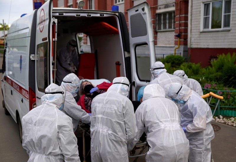 &copy; Reuters. FILE PHOTO: Paramedics carry out their duties amid the coronavirus disease outbreak in Tver