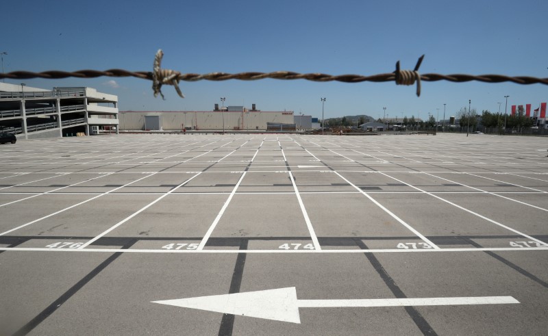 &copy; Reuters. An empty parking lot is seen through a fence at Nissan factory at Zona Franca during the coronavirus disease (COVID-19) outbreak in Barcelona