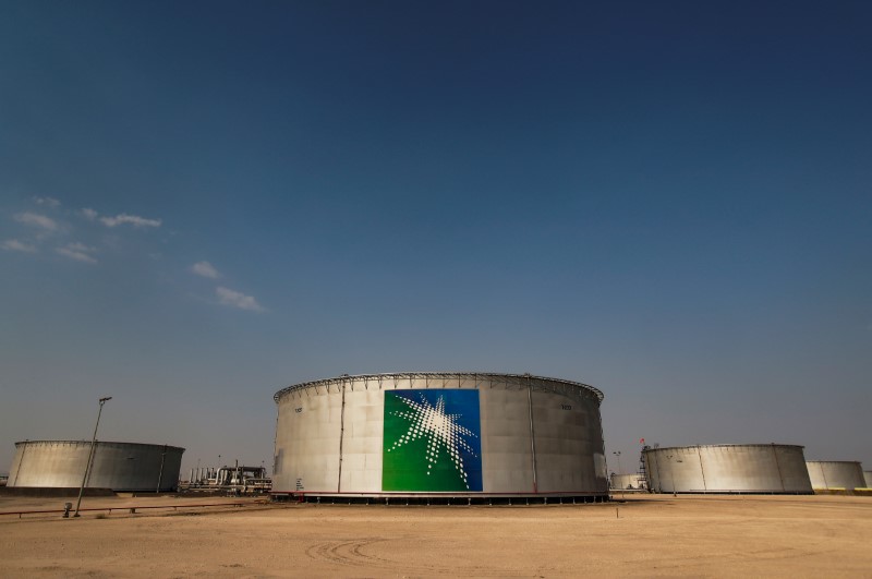 © Reuters. FILE PHOTO: A view shows branded oil tanks at Saudi Aramco oil facility in Abqaiq