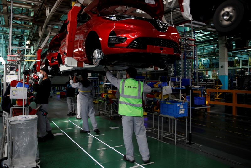 &copy; Reuters. FILE PHOTO: Renault ramps up production at its factory of Flins, near Paris