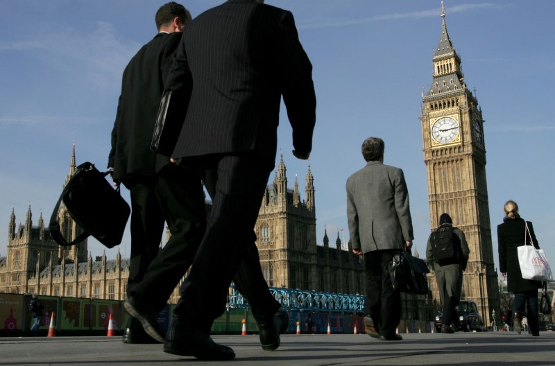 &copy; Reuters. FILE PHOTO: Commuters walk to work over Westminster Bridge in central London