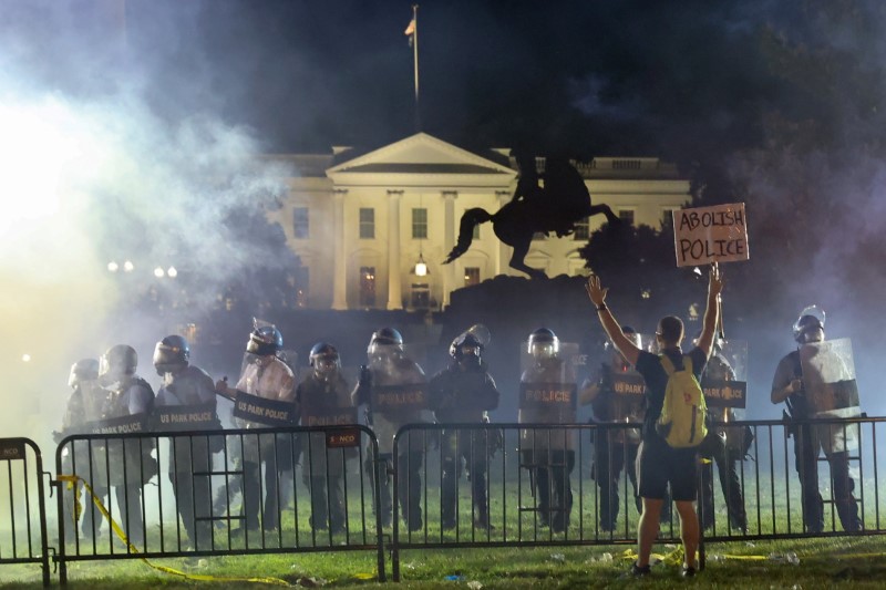 &copy; Reuters. La policía antidisturbios mantiene alejados a los manifestantes en el Parque Lafayette cerca de la Casa Blanca en Washington, EEUU, el 31 de mayo de 2020